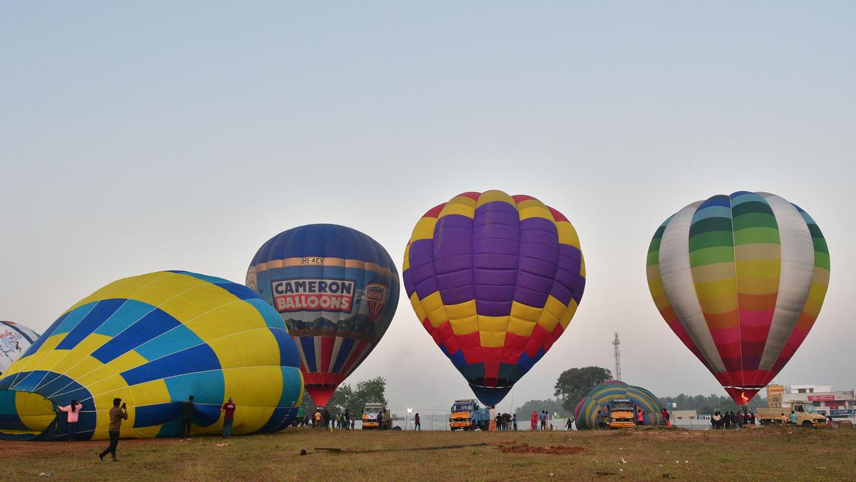 Op het International Balloon Festival in Pollachi staan ​​maar liefst 12 ballonnen geparkeerd 