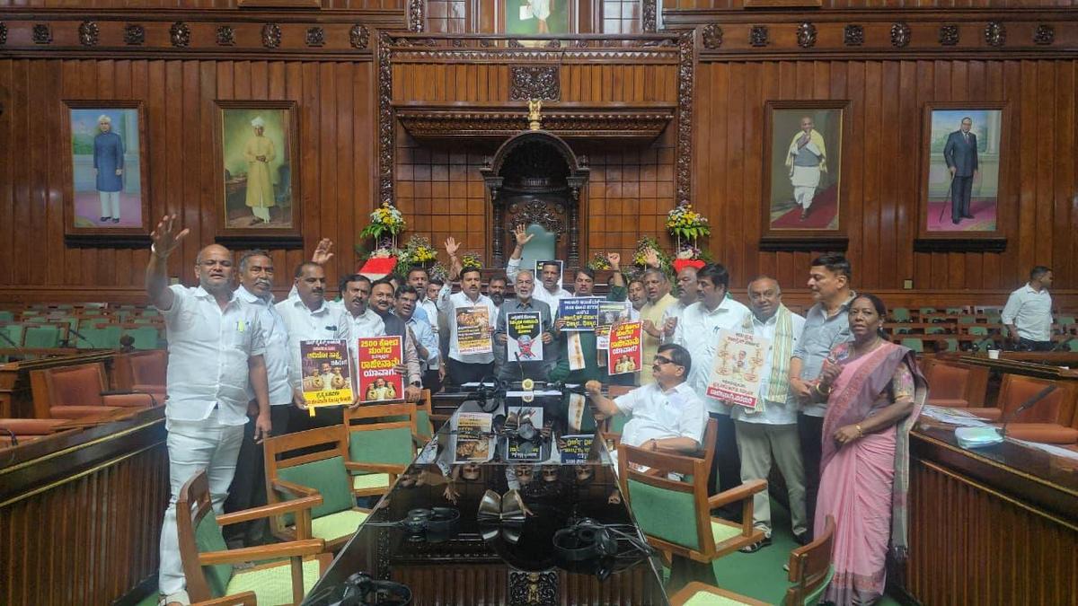 BJP y JD(S) MLA durante un dharna nocturno en Vidhana Soudha exigiendo la renuncia del Ministro de Impuestos Especiales RB Thimmapur en Bengaluru el martes. 