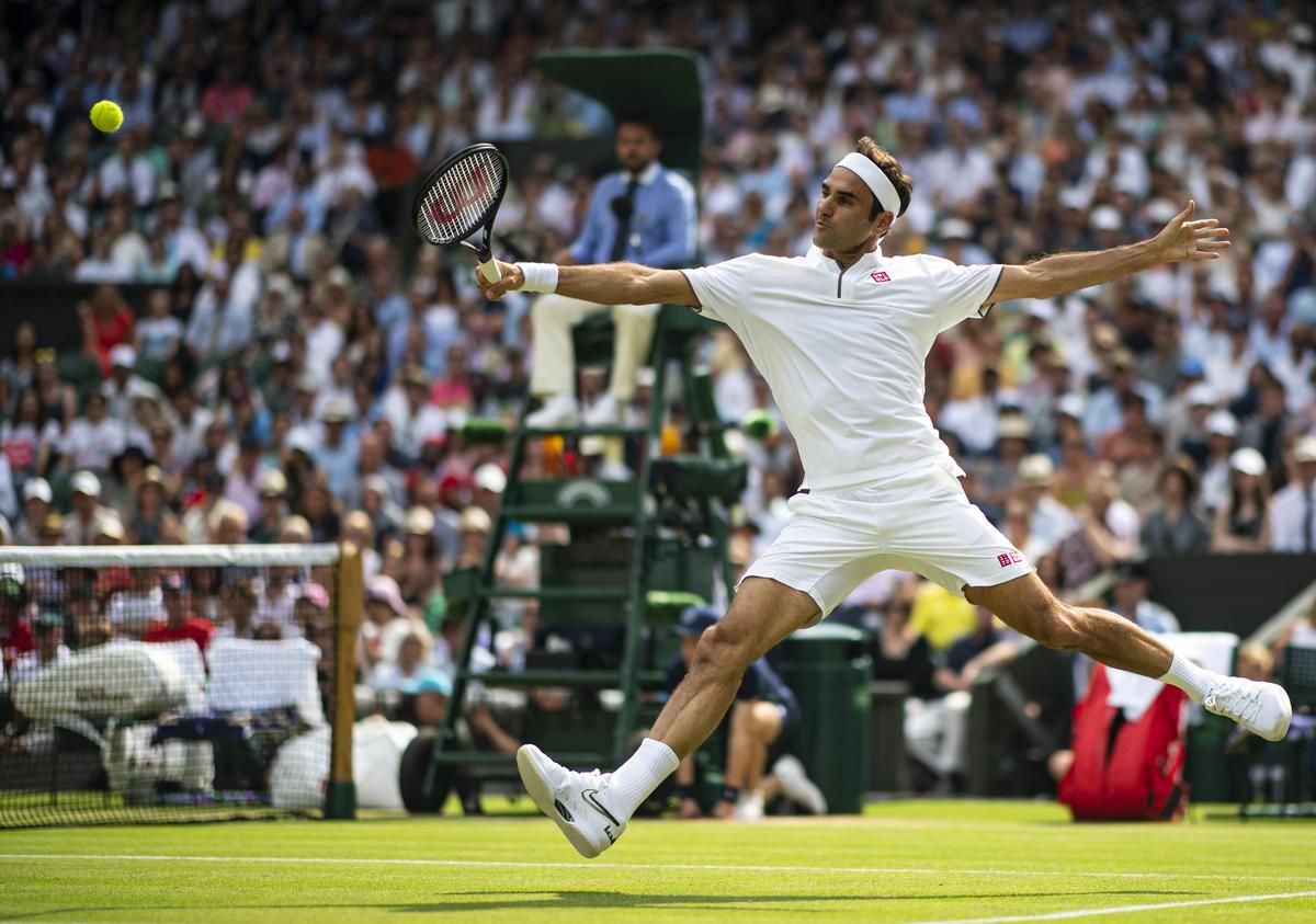 Roger Federer juega un revés contra Kei Nishikori de Japón en Wimbledon 2019. Archivo