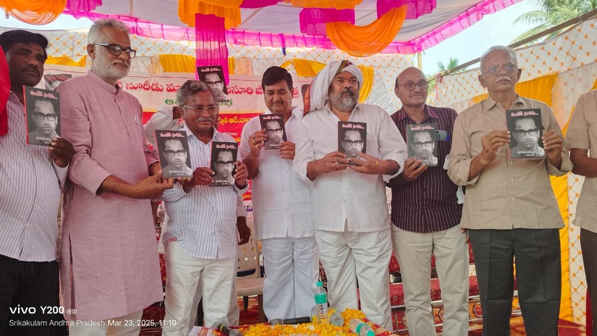 Book on &lsquo;Srikakulam Sayudha Rytanga Poratam&rsquo; leader released by film maker R. Narayana Murthy
