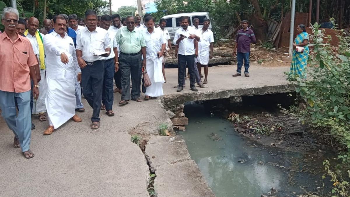 Residents protest against uncontrolled flow of sewage into Ilanthaikulam