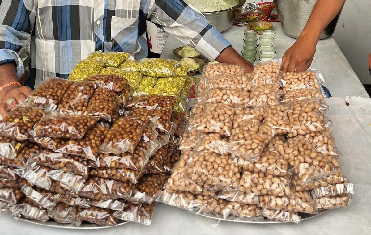 Steamed groundnut, horse gram and sprouted moong