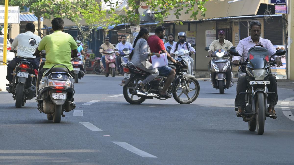 Airport Road at Lawspet turns chaotic with bus drivers, bike riders flouting traffic rules