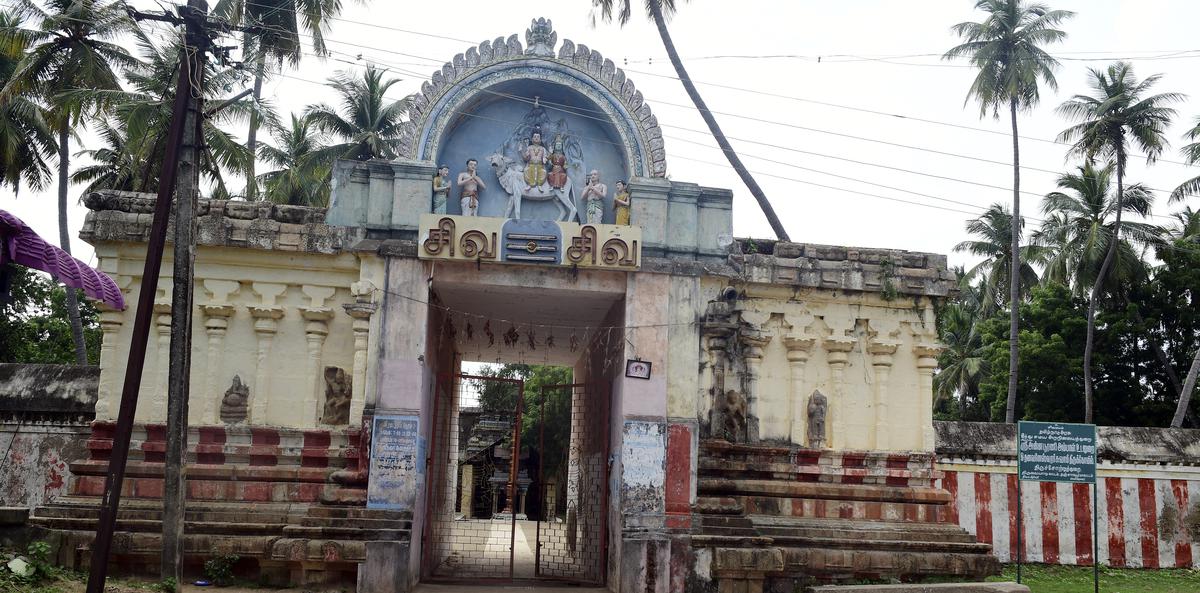 Entrance to the  Othavaneswarar Temple in  Thiruchottruthurai
