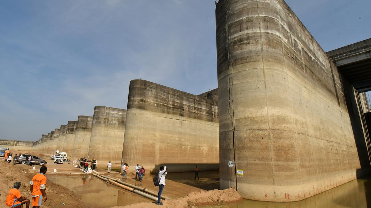 BJP MLAs abstained from Medigadda barrage inspection at KCR’s behest, says Ponnam Prabhakar