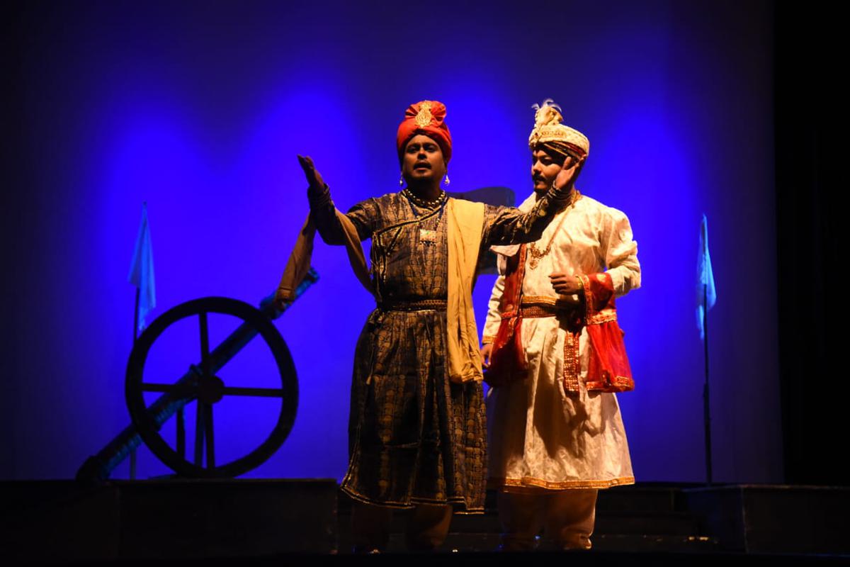 गुवाहाटी में आईजीएनसीए के उत्तर पूर्व क्षेत्रीय केंद्र द्वारा आयोजित नाटक, महावीर चिलाराय के दृश्य। 