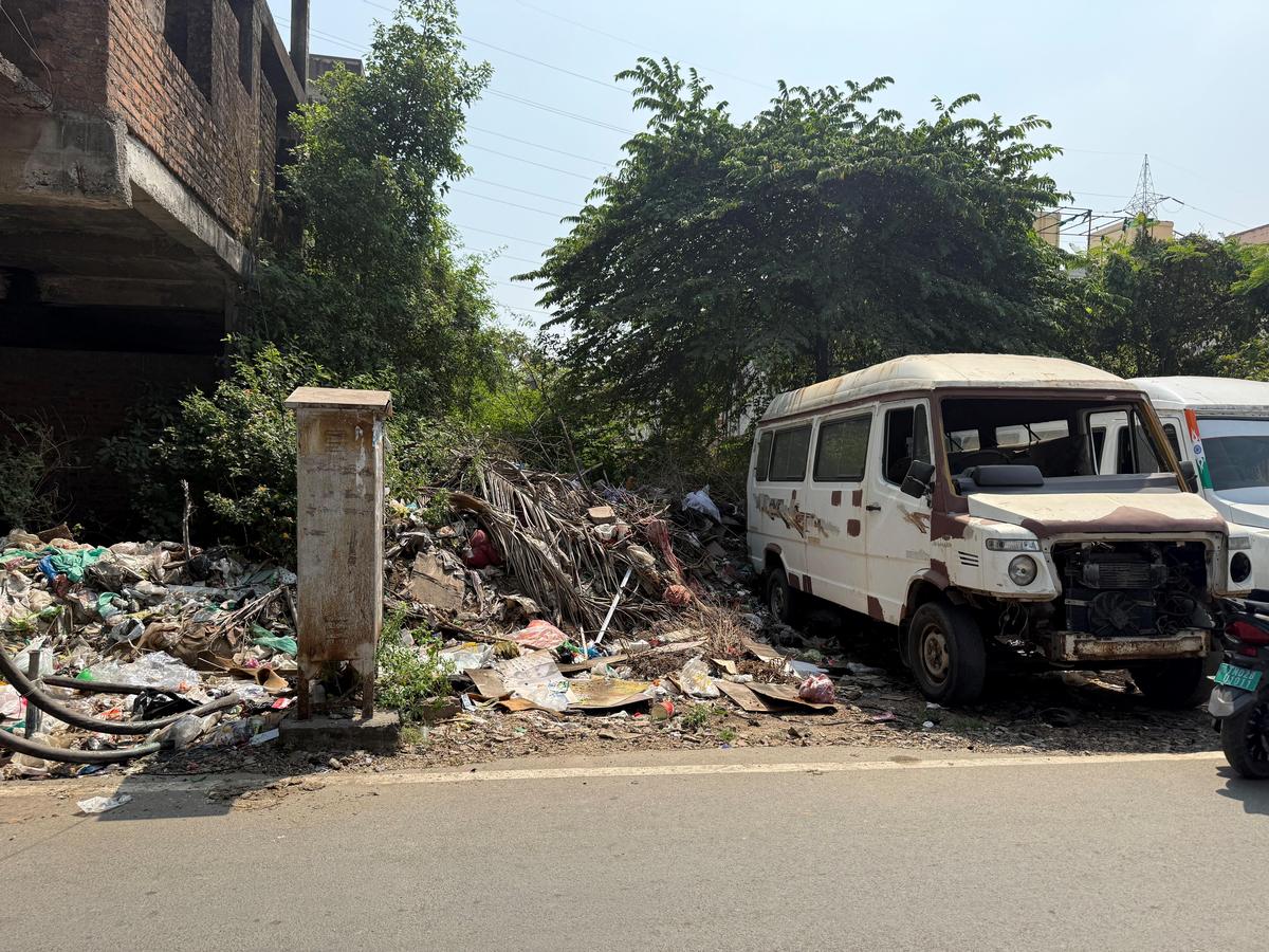 Embora os moradores digam que a limpeza do lixo das ruas é feita regularmente, um terreno vazio forma uma monstruosidade, cheio de lixo e lixo