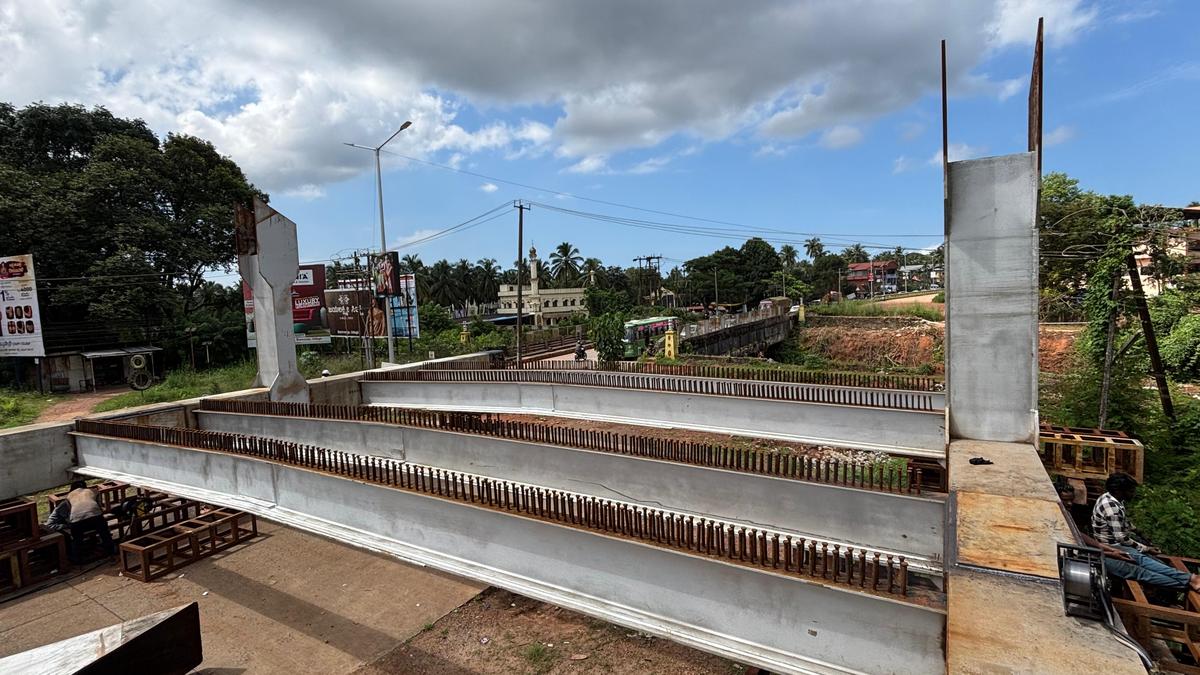 Protest at Indrali against delay in completing RoB works