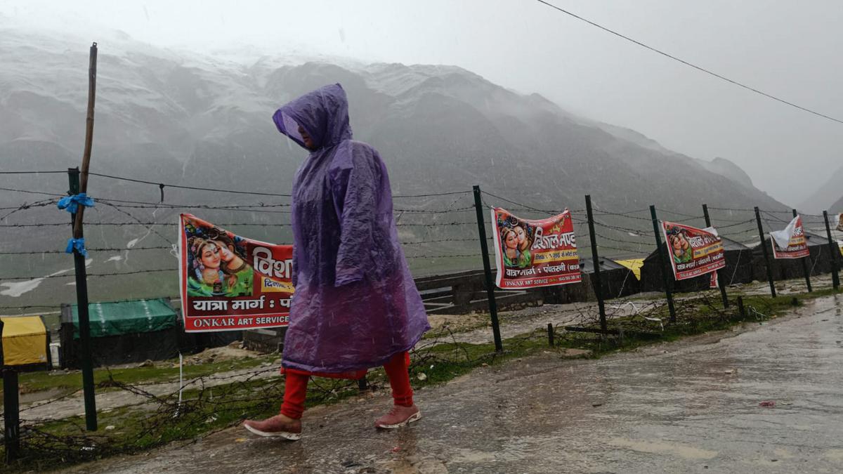 Over 370 stranded Amarnath pilgrims evacuated, as inclement weather cause suspension of yatra in Kashmir