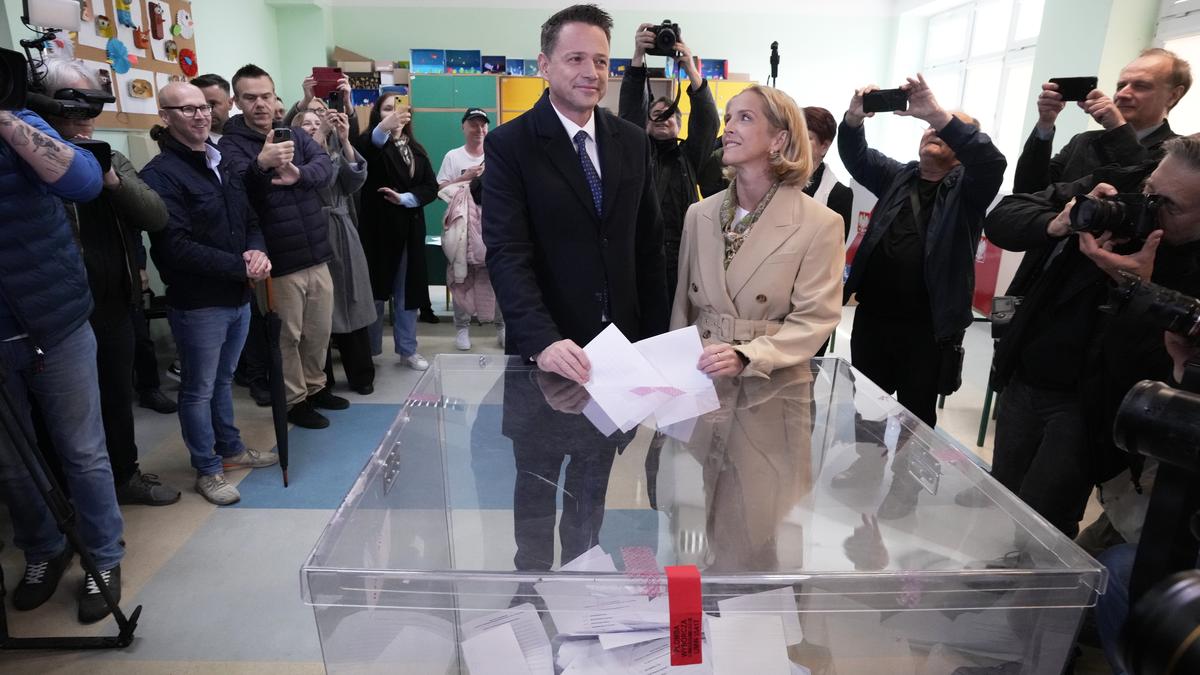 https://th-i.thgim.com/public/incoming/gqs9u/article69591640.ece/alternates/LANDSCAPE_1200/Poland_Presidential_Election_95704.jpg