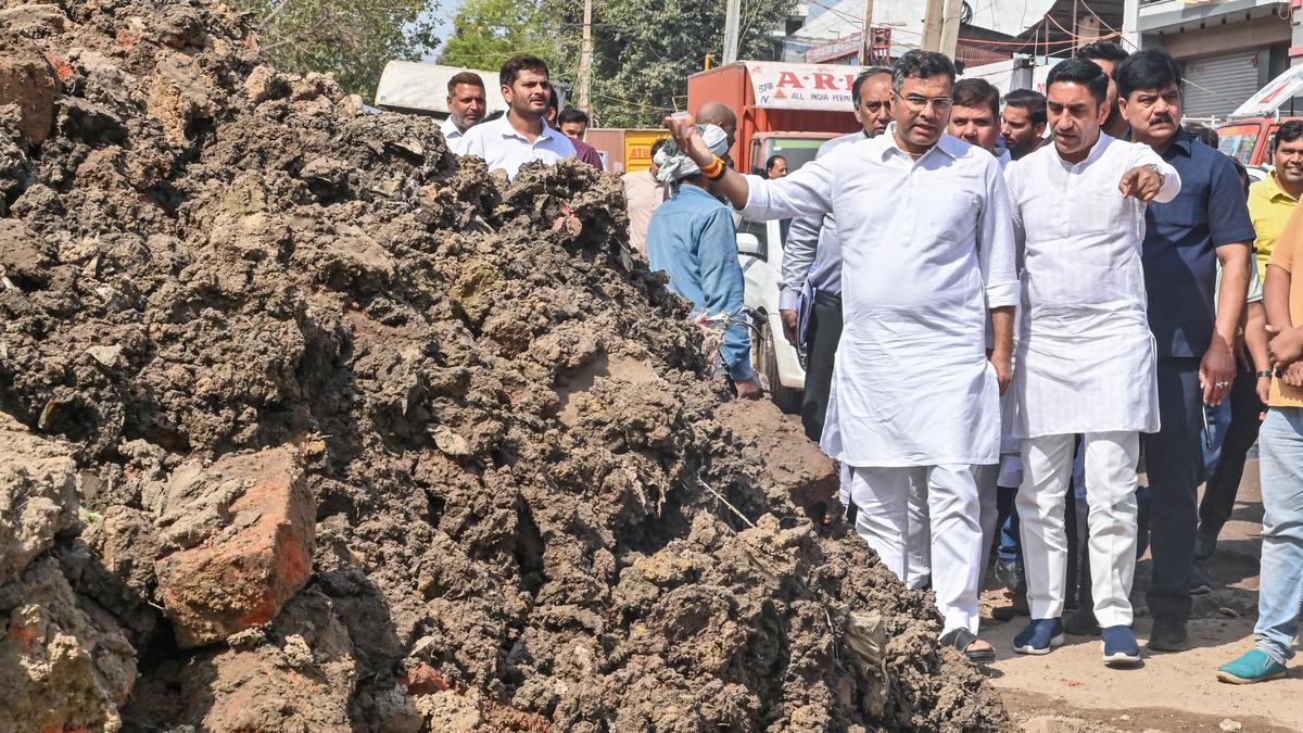 PWD Minister Parvesh Singh inspects Rohtak Road, Barapullah works