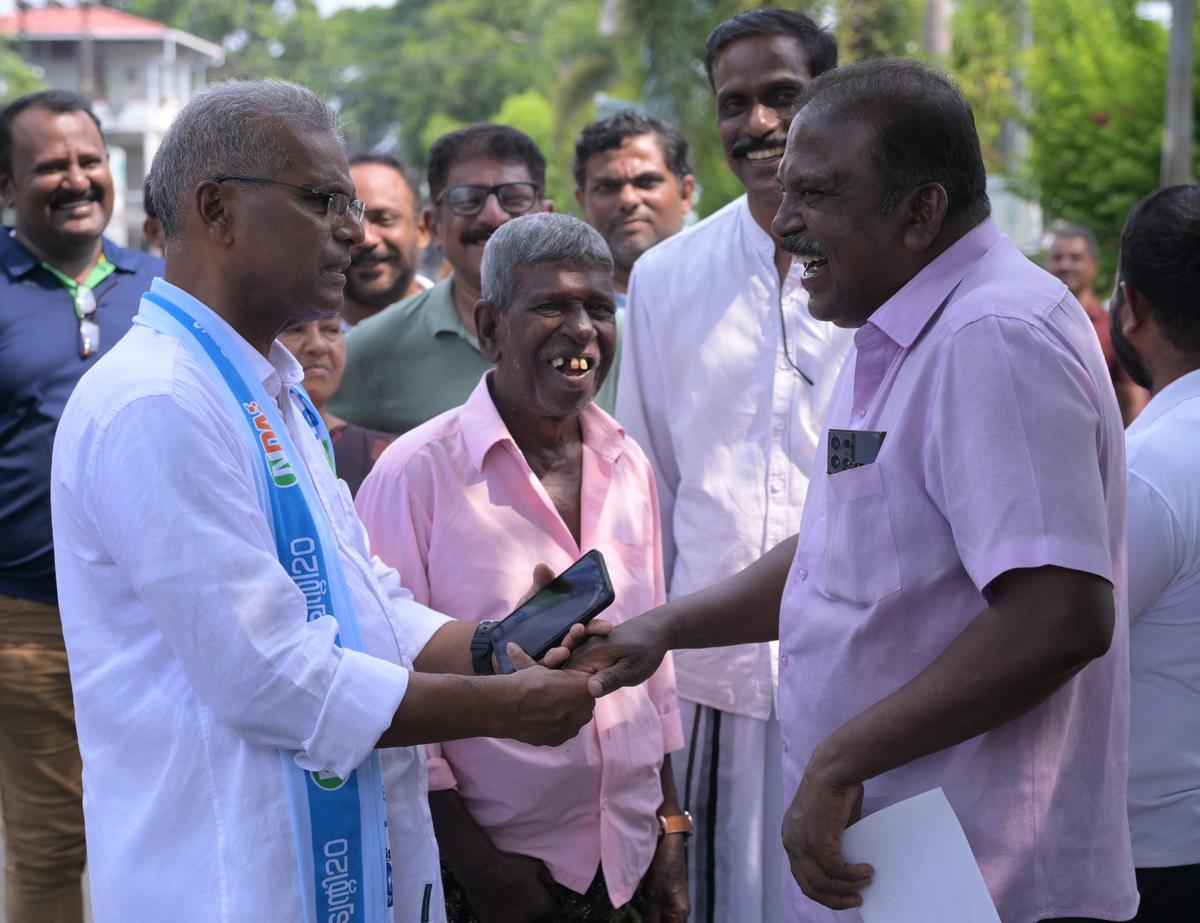 सऊदी में मतदाताओं से बातचीत करते एनडीए उम्मीदवार जेवियर जुलप्पन।