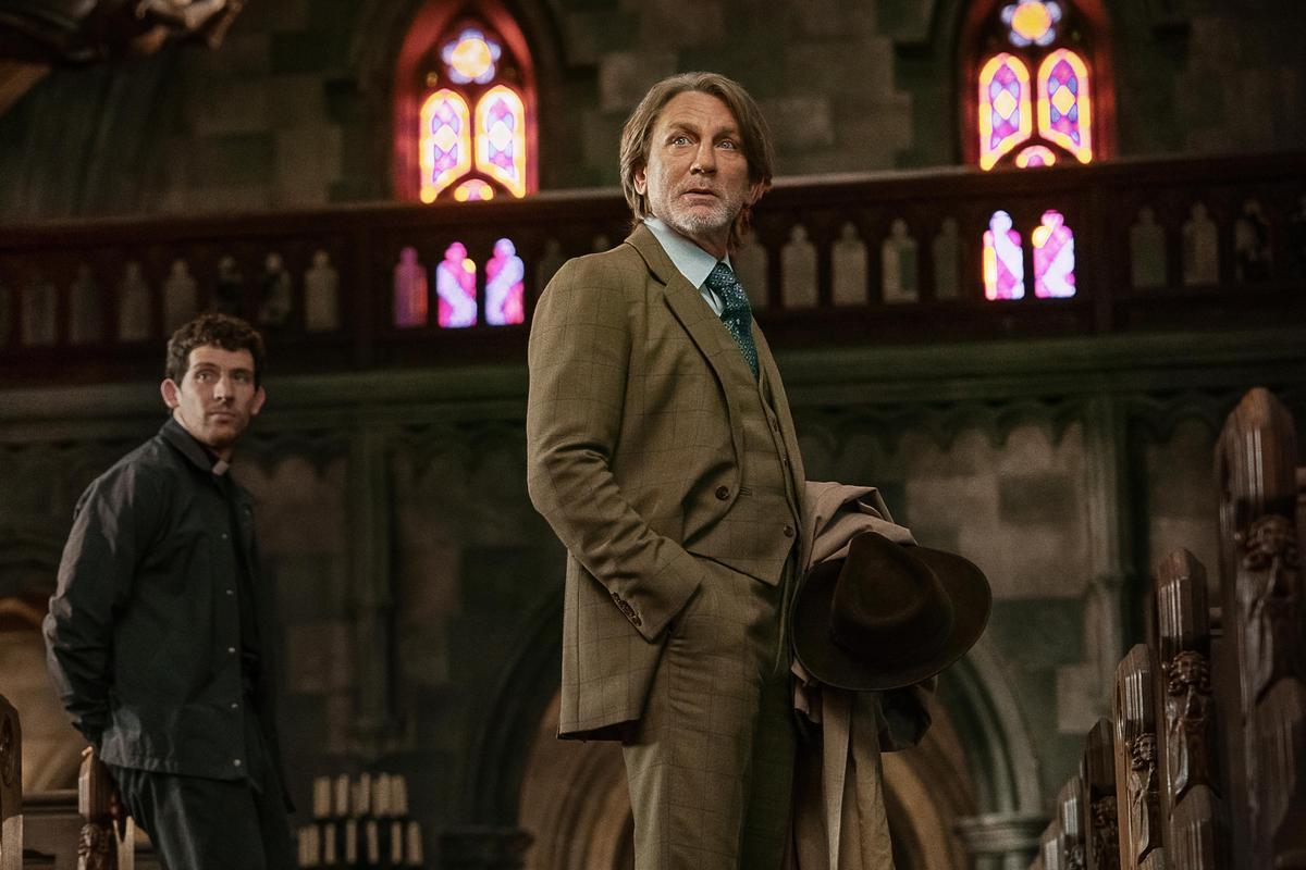 नेटफ्लिक्स द्वारा जारी की गई यह छवि 'वेक अप डेड मैन: ए नाइव्स आउट मिस्ट्री' के एक दृश्य में जोश ओ'कॉनर, बाएं और डैनियल क्रेग को दिखाती है। नेटफ्लिक्स द्वारा जारी की गई यह छवि 'वेक अप डेड मैन: ए नाइव्स आउट मिस्ट्री' के एक दृश्य में जोश ओ'कॉनर, बाएं और डैनियल क्रेग को दिखाती है।