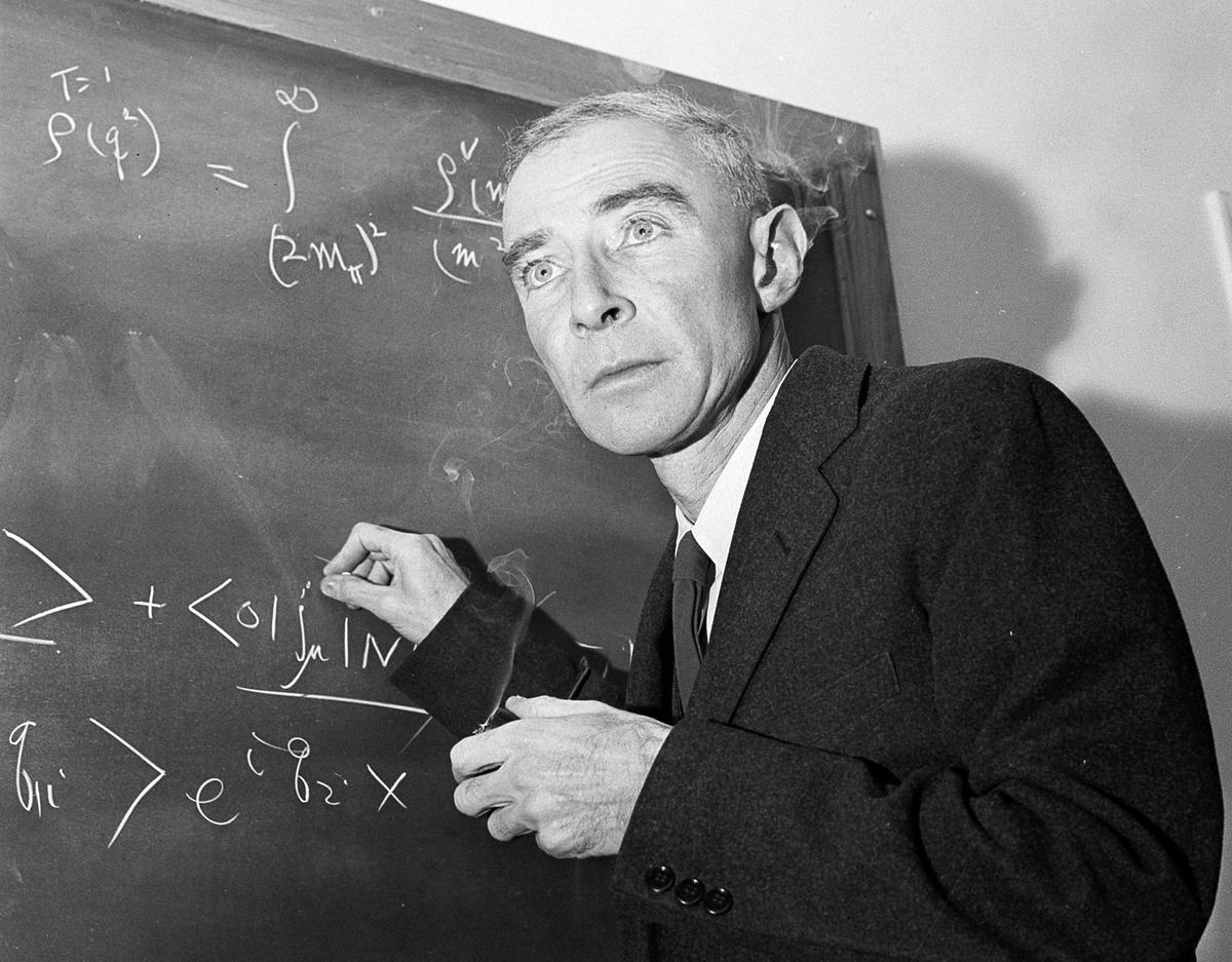 Albert Einstein Vs Robert J. Oppenheimer… Only game between two great  Physicists 