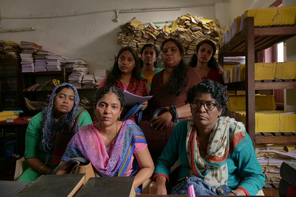 Uma cena de 'Asanghadithar' dirigida por Kunjila Mascillamani na antologia de cinco filmes malaiala, 'Freedom Fight'