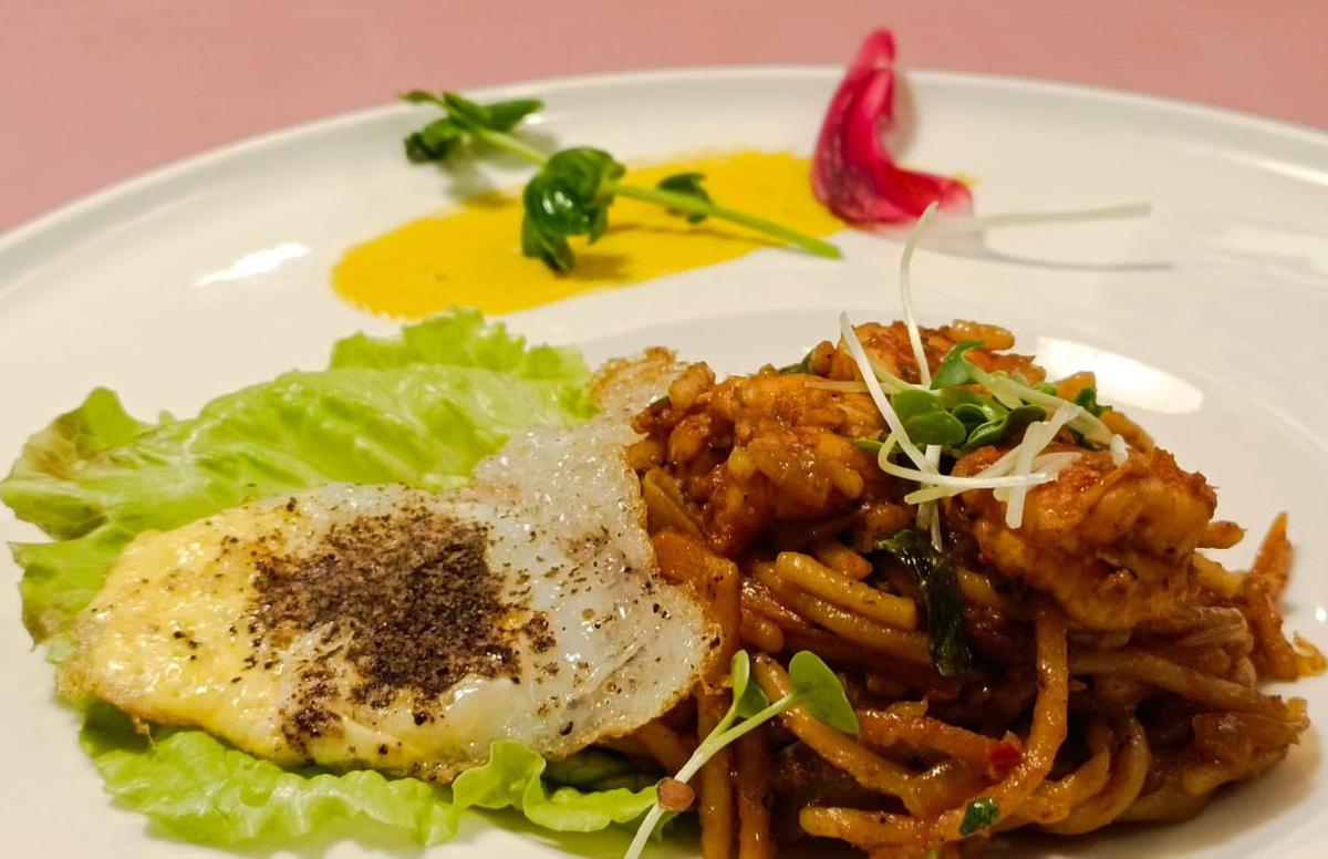 Mee goreng with prawns 