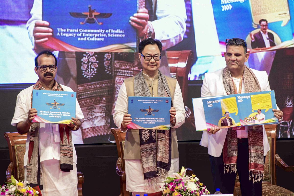 কেন্দ্রীয় মন্ত্রী কিরেন রিজিজু (মাঝে), বিজেপি নেতা জর্জ কুরিয়েন (বাঁয়ে), এবং মহারাষ্ট্র সংখ্যালঘু কমিশনের চেয়ারম্যান প্যারে জিয়া খান 'আধুনিক ভারতে পারসিস: ন্যাভিগেটিং কালচারাল অ্যান্ড সোসিও-ইকোনমিক পাথওয়েজ' শীর্ষক একটি জাতীয় সেমিনার চলাকালীন একটি কফি টেবিল বই উন্মোচন করেছেন।