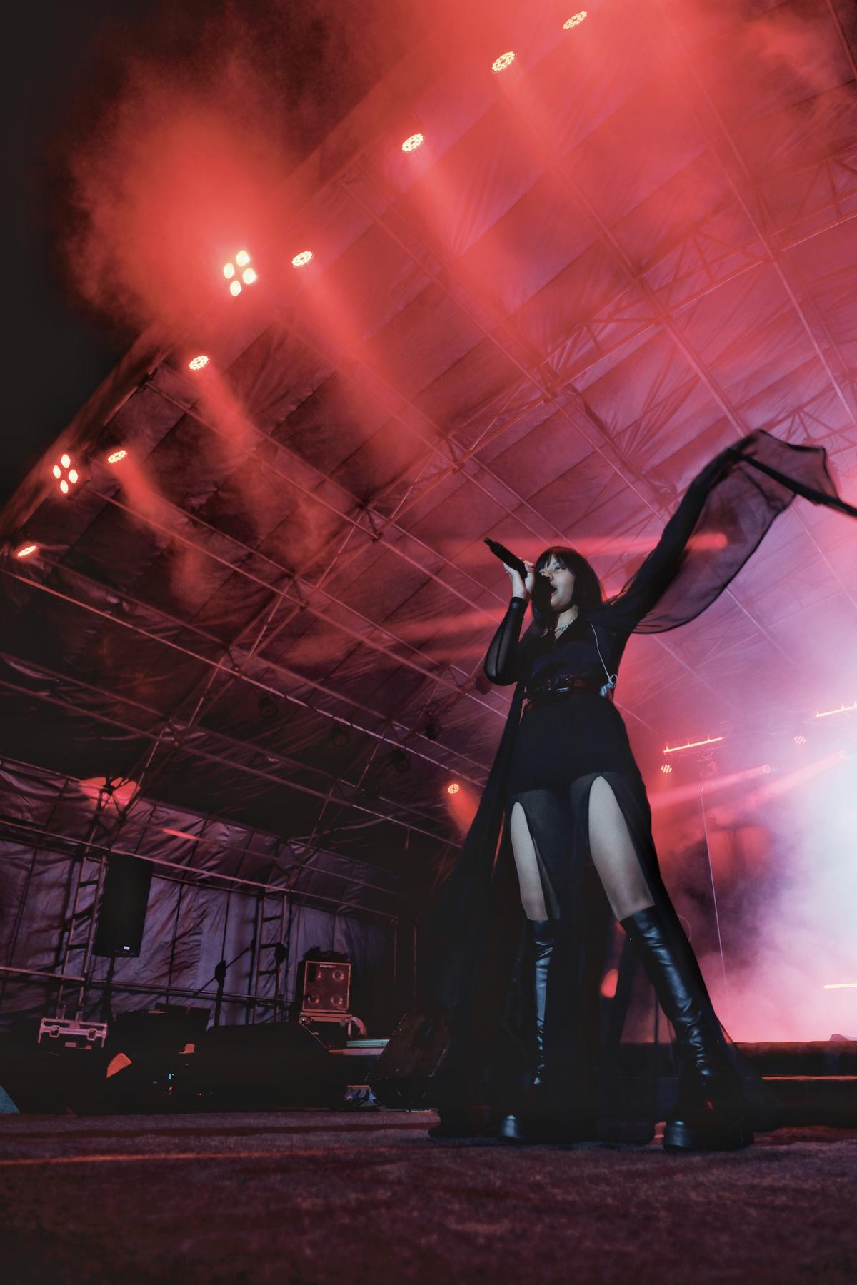 Reble é uma pessoa viva no palco, projetando várias personas e alter-egos em suas performances.