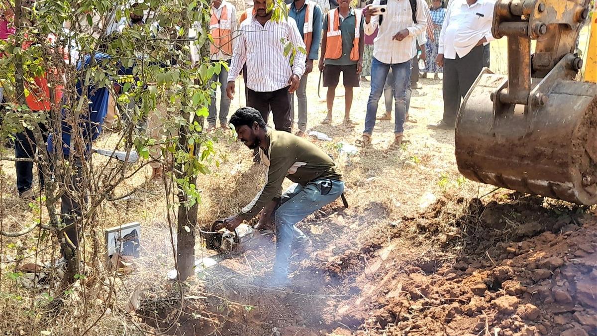 Chikkamagaluru farmer cuts sandalwood branches near Vidhana Soudha to protest NHAI action on his farm
