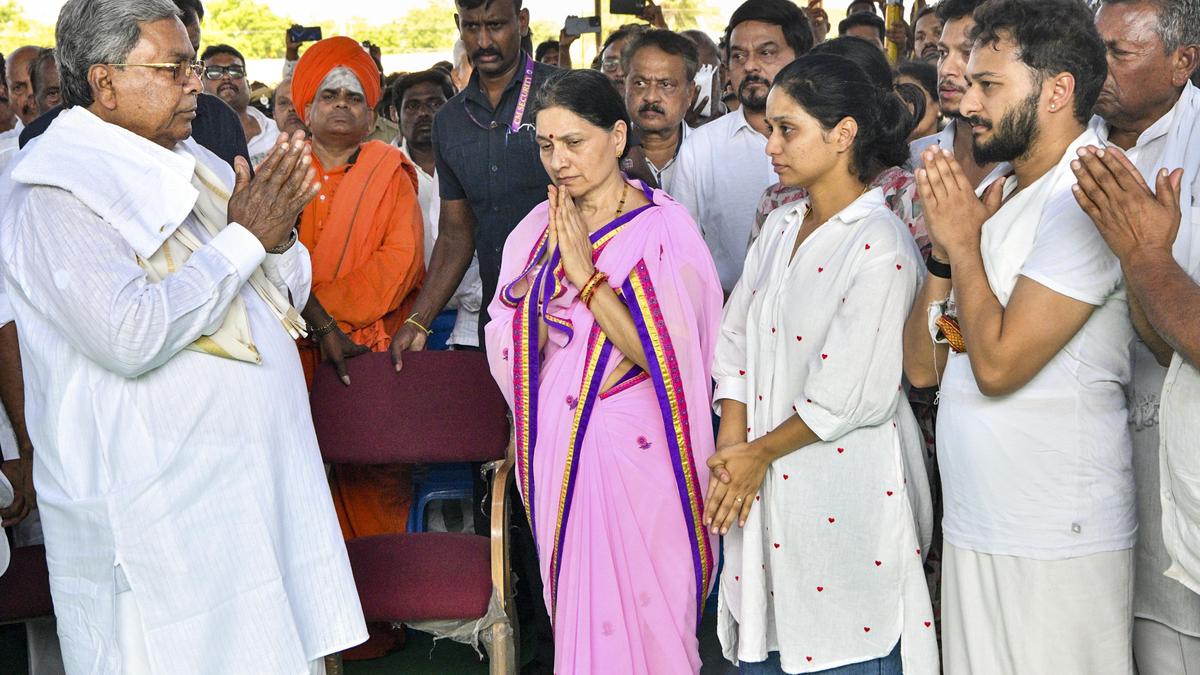 Mortal remains of D. Sudhakar cremated in Challakere