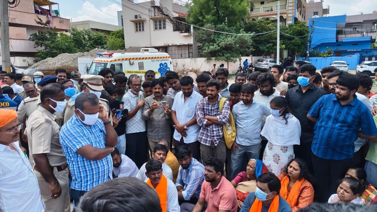 Two head of cattle found dumped on roadside in Ballari; BJP, Hindu organisations stage protest