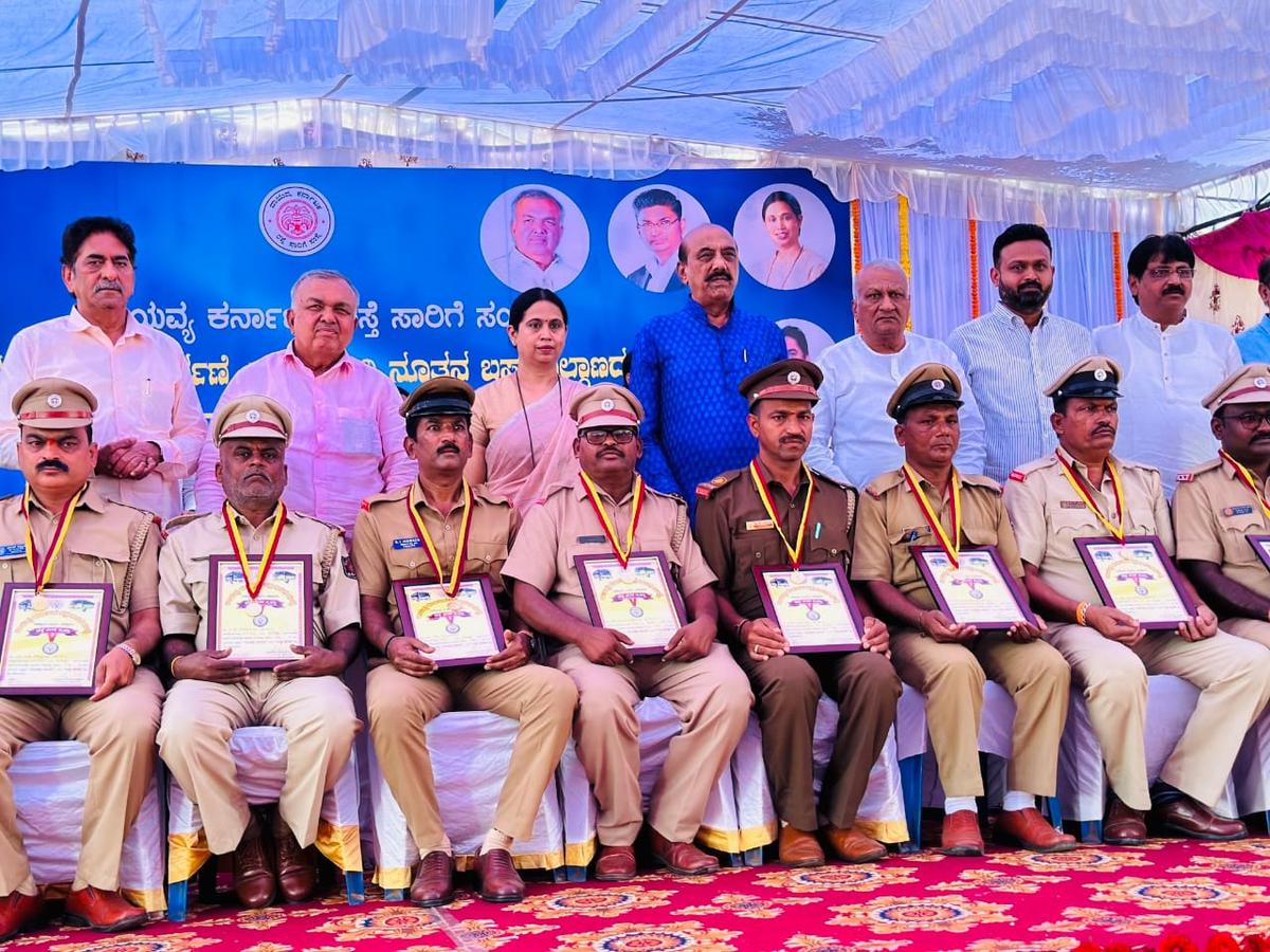 Transport Minister Ramalinga Reddy and others with award winners in Belagavi on Sunday.  