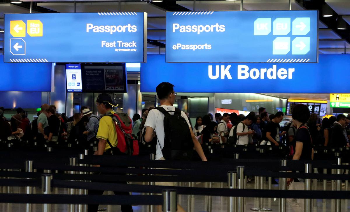 Jungtinė Karalystė griežtina imigracijos taisykles, siekdama sumažinti rekordinį migrantų skaičių
