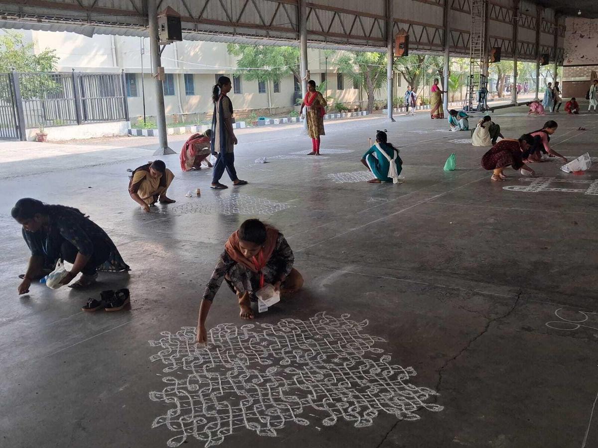 La Indian Knowledge Systems Cell del VV Vanniaperumal College for Women, Virudhunagar, insieme all'Inner Wheel Club, organizza gare.