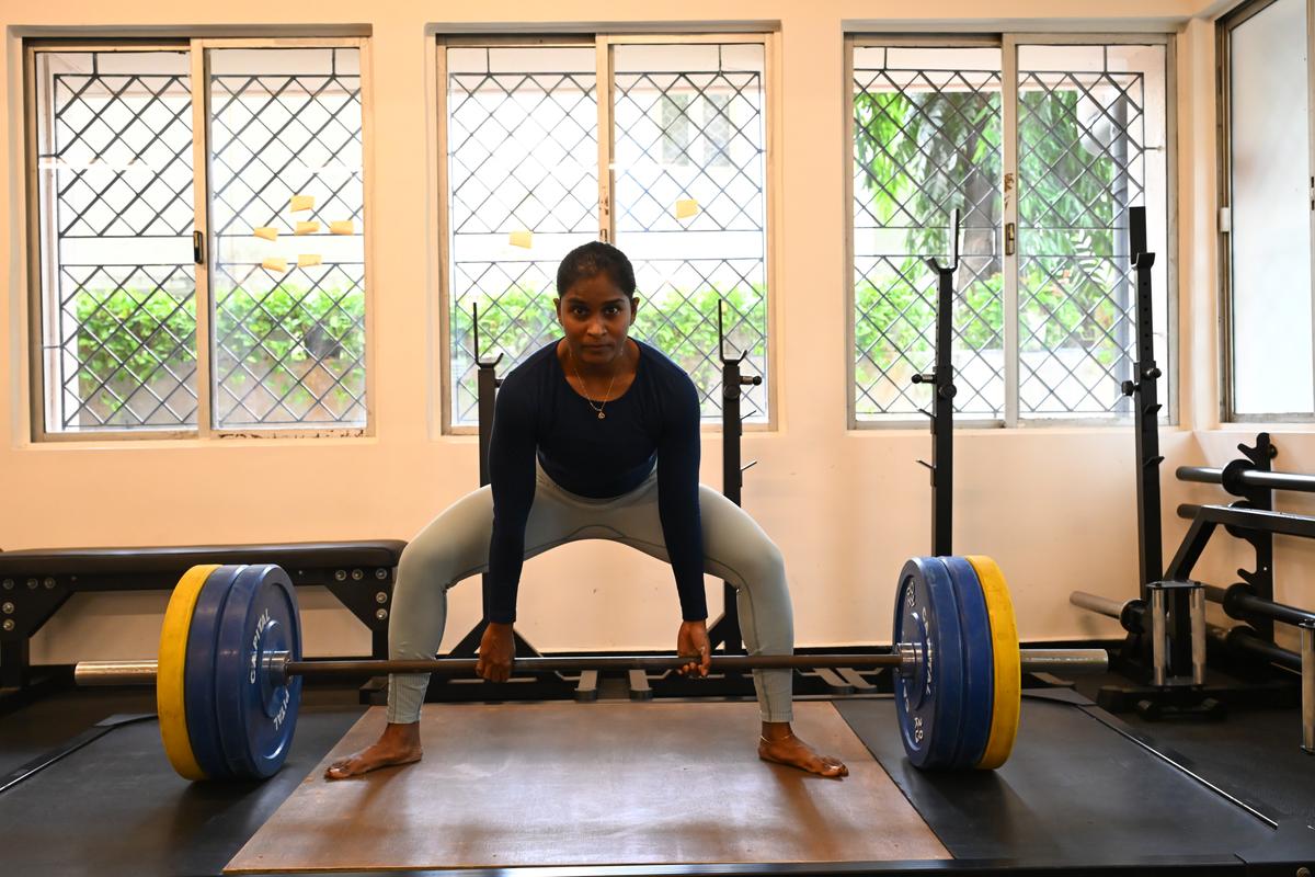மன்ஜுகா ஏ, ஒரு தேசிய அளவிலான சக்தி தூக்குபவர் மற்றும் 10 வருட அனுபவமுள்ள வலிமை பயிற்சி பயிற்சியாளர்.