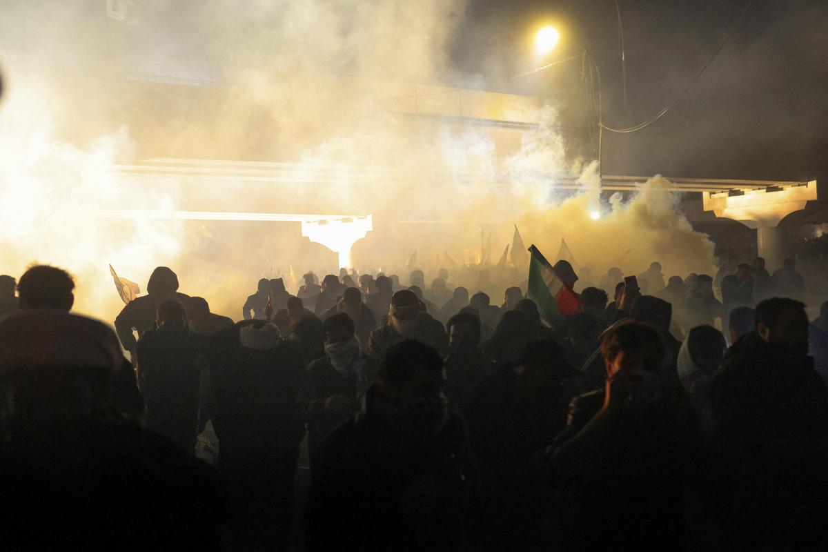 I manifestanti che sostengono i gruppi armati sciiti iracheni reagiscono ai gas lacrimogeni mentre tentano di dirigersi verso l'ambasciata americana situata nella zona verde di Baghdad, mentre la polizia antisommossa si schiera per bloccare la loro avanzata, in seguito agli attacchi israeliani e statunitensi contro l'Iran e all'uccisione del leader supremo iraniano, l'Ayatollah Ali Khamenei, a Baghdad, in Iraq, il 1 marzo 2026.