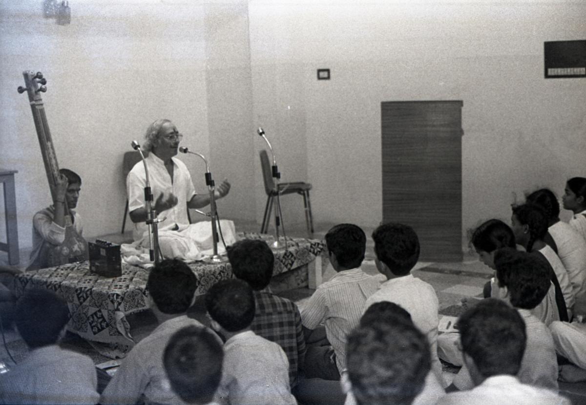 T. V. Gopalakrishnan’s presentation at the SPIC-MACAY workshop at Narada Gana Sabha in Madras on October 9, 1990. 