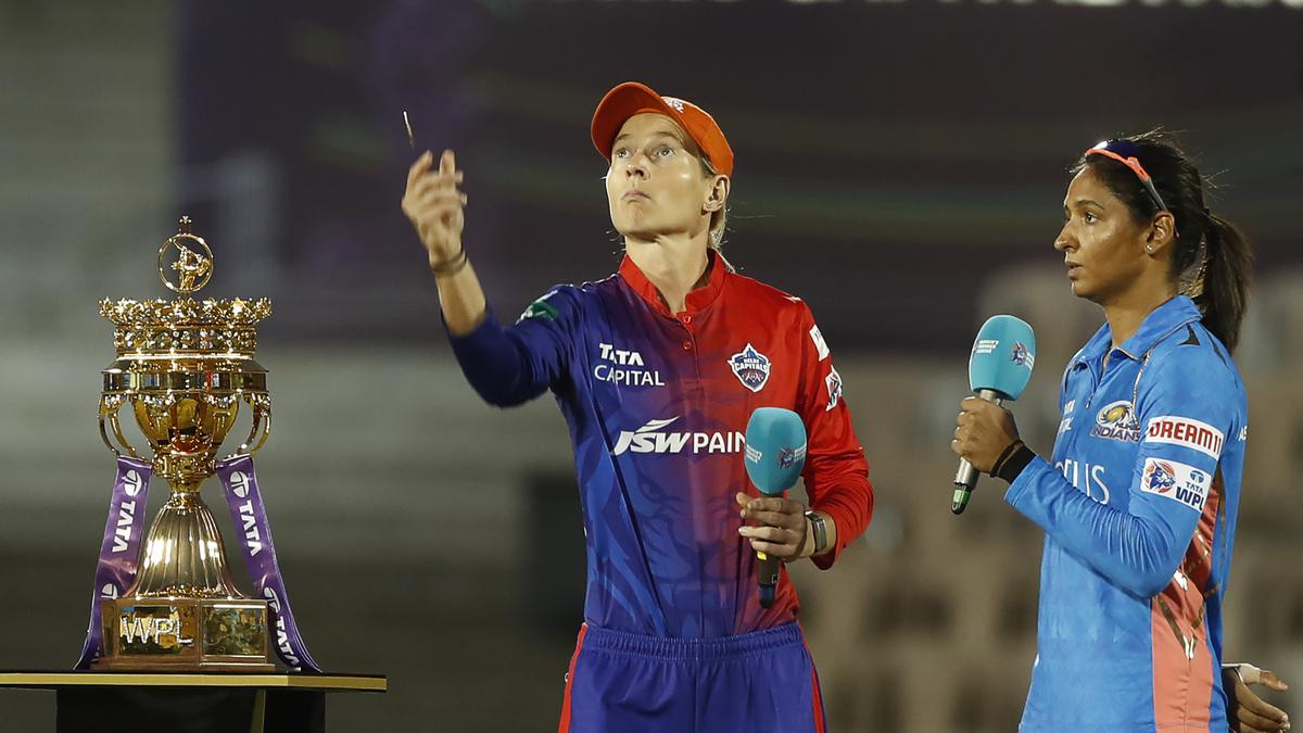 WPL final | Delhi Capitals wins toss, opts to bat against Mumbai Indians