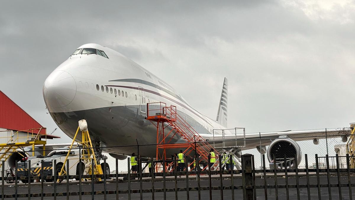 https://th-i.thgim.com/public/incoming/gzaxv6/article69603447.ece/alternates/LANDSCAPE_1200/Trump_Qatar_Plane_20404.jpg