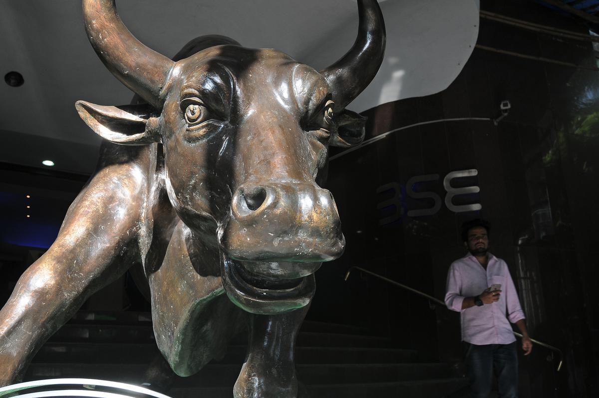 Sensex climbs 212 points; metal stocks sparkle