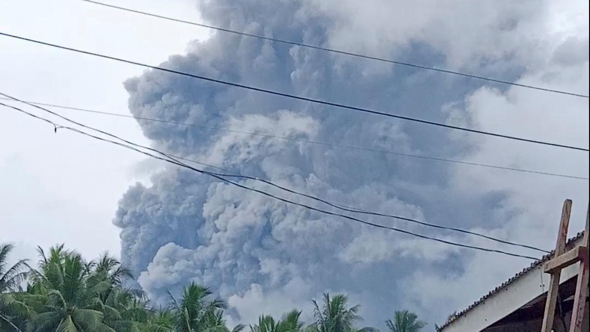 Philippine Volcano Spews Ash And Steam Alarms Villagers The Hindu 1568