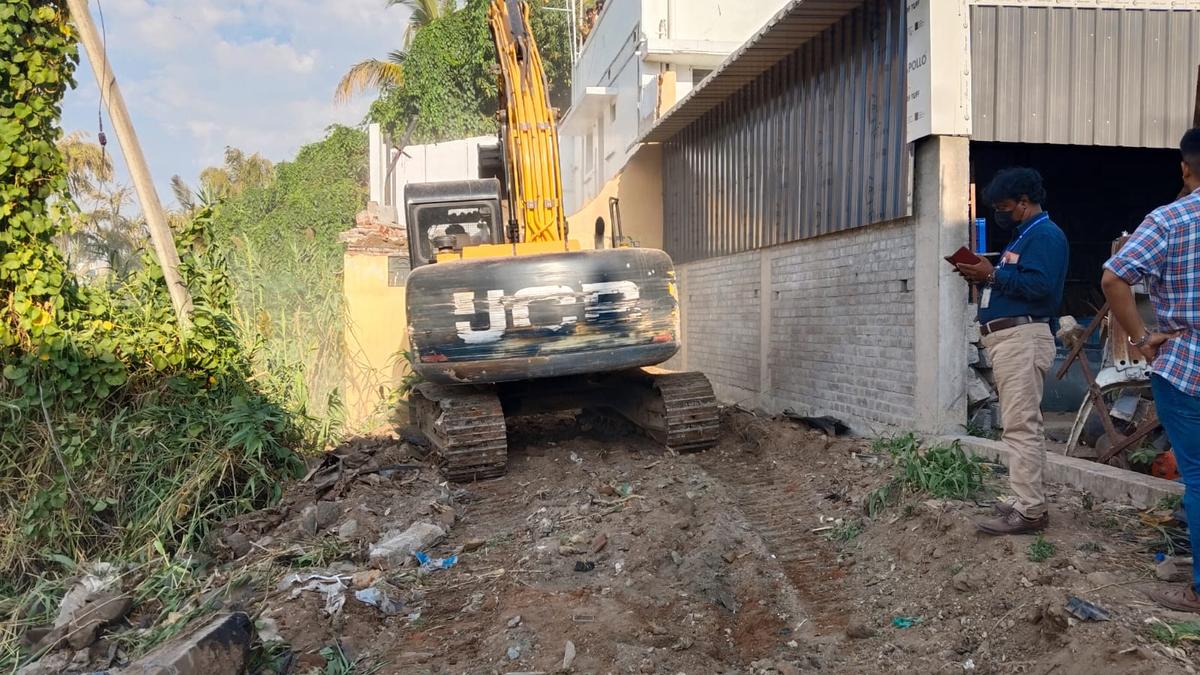 Coimbatore Corporation clears encroachments along Raj Vaikkal