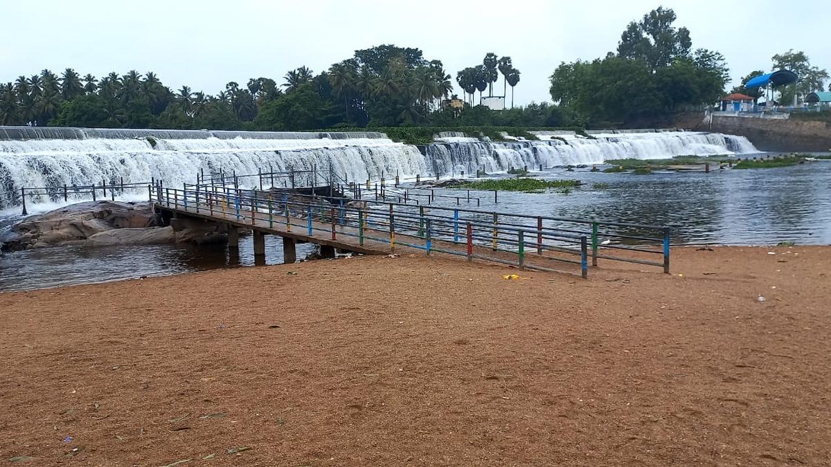 Tourists banned from waterfall at Kodiveri anicut after heavy rains