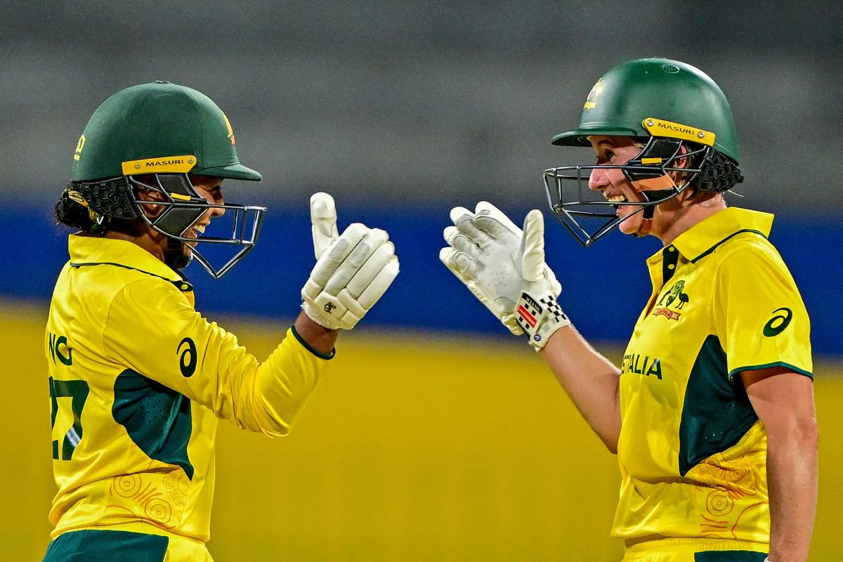 Alana King dan Beth Mooney menjalin kemitraan penting untuk menyelamatkan Australia. Alana King dan Beth Mooney menjalin kemitraan penting untuk menyelamatkan Australia.