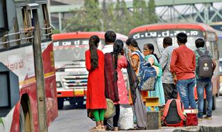 KSRTC disburses compensation to dependants of employees who died due to accidents and medical causes - The Hindu