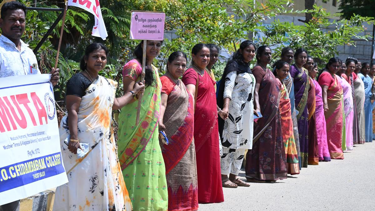 Aided college teachers stage human chain protest in Thoothukudi
