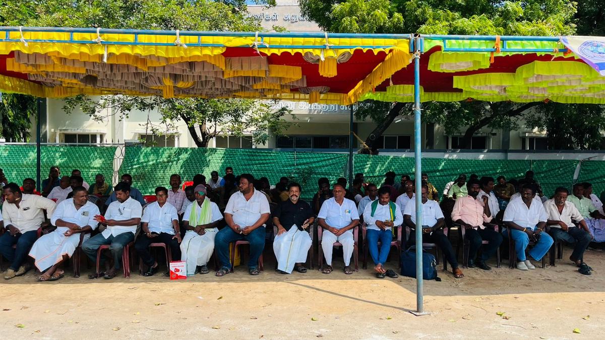 Citizens groups go on hunger strike against shifting of Nagapattinam bus stand