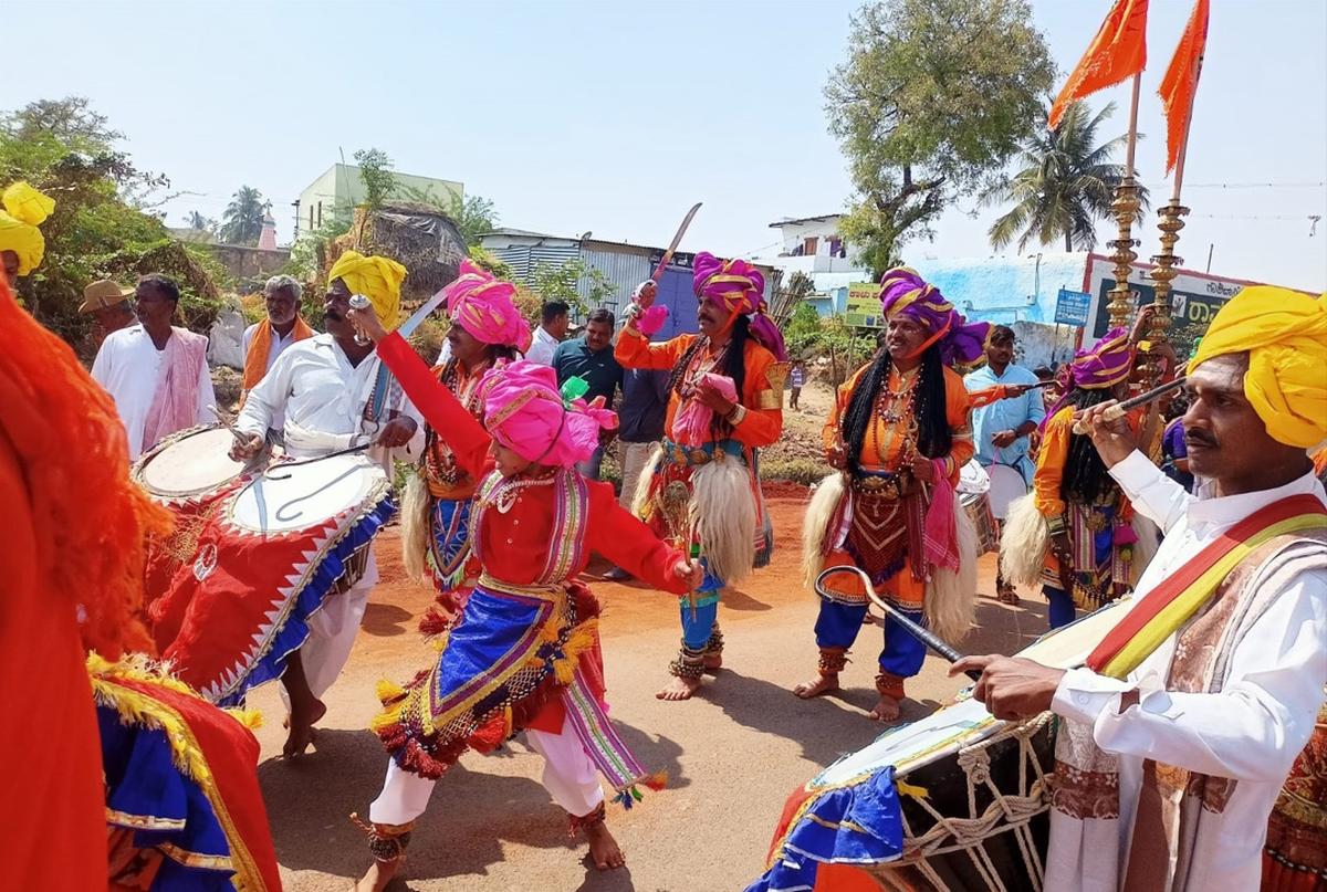 
A colourful cultural procession comprising folk artistes from different parts set the tone for the three-day Lakkundi Utsav at Lakkundi in Gadag district.