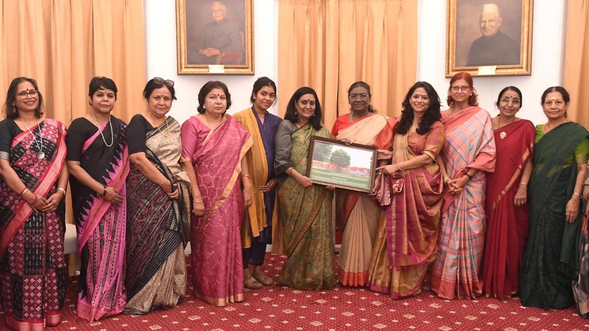 TG IASOWA presents President Droupadi Murmu with Cheriyal art memento