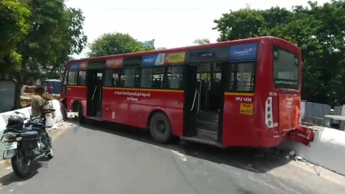 Government bus in Chennai crashes into parapet of Anna Flyover, no injuries reported  