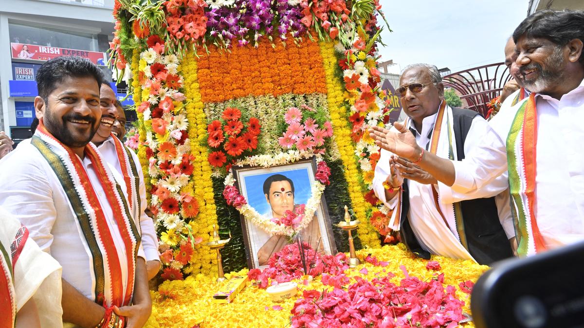 Telangana CM pays tributes to former PM Rajiv Gandhi on his 80th birth anniversary