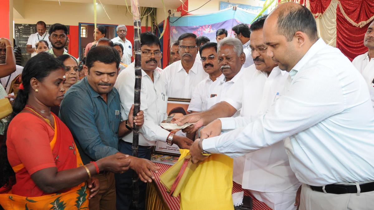 Distribution of Pongal gift hampers to 7.47 lakh rice card holders