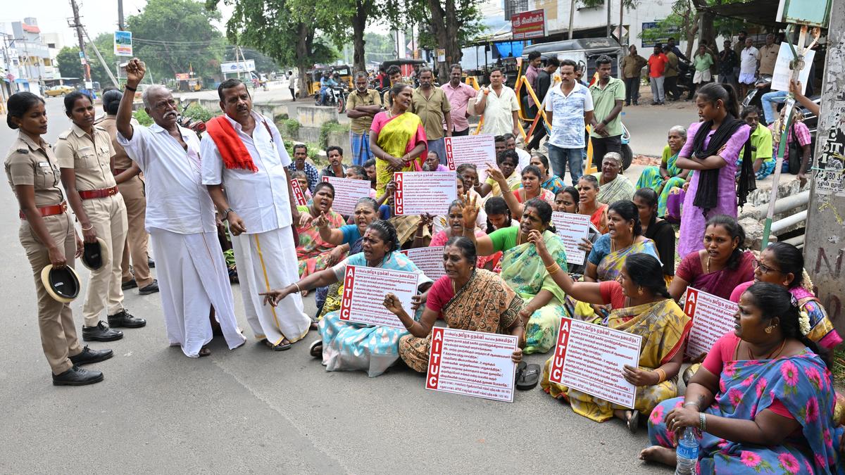 Attempt to evict Sunday market at Bama Nagar stalled as vendors oppose with AITUC support