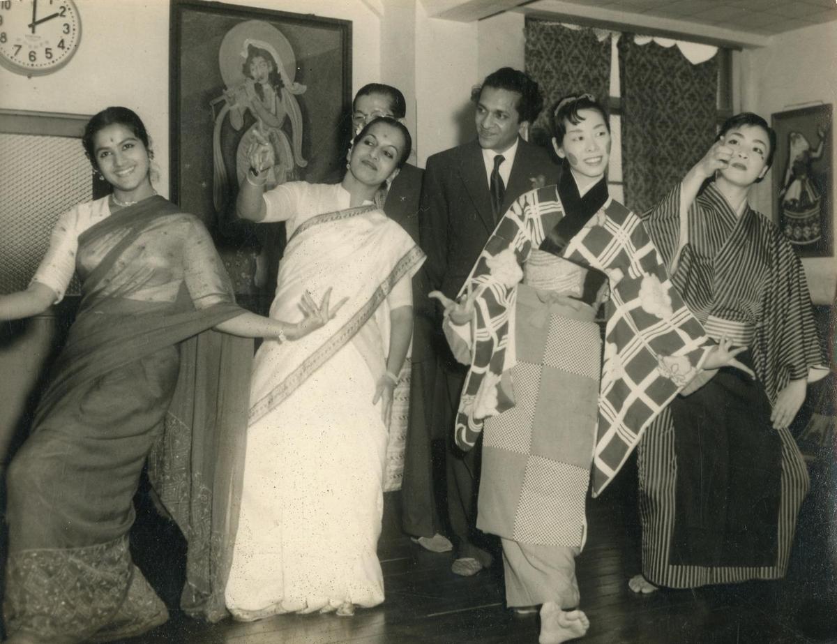 (बाएं से दाएं) दमयंती जोशी, कमला लक्ष्मण और पं. टोक्यो में रवि शंकर (बीच में पीछे) और दो जापानी नृत्य 'ओटेमोयान', एक हास्य जापानी नृत्य। योमिउरी कैकन में भारतीय नृत्य मंडली ने सकाकिबारा एशियन डांस स्कूल का दौरा किया। भारत के नर्तकों ने जापानियों को कुछ सरल भारतीय नृत्य सिखाए जबकि जापानी लड़कियों ने उन्हें कई जापानी नृत्य सिखाए। (बाएं से दाएं) दमयंती जोशी, कमला लक्ष्मण और पं. टोक्यो में रवि शंकर (बीच में पीछे) और दो जापानी नृत्य 'ओटेमोयान', एक हास्य जापानी नृत्य। योमिउरी कैकन में भारतीय नृत्य मंडली ने सकाकिबारा एशियन डांस स्कूल का दौरा किया। भारत के नर्तकों ने जापानियों को कुछ सरल भारतीय नृत्य सिखाए जबकि जापानी लड़कियों ने उन्हें कई जापानी नृत्य सिखाए।