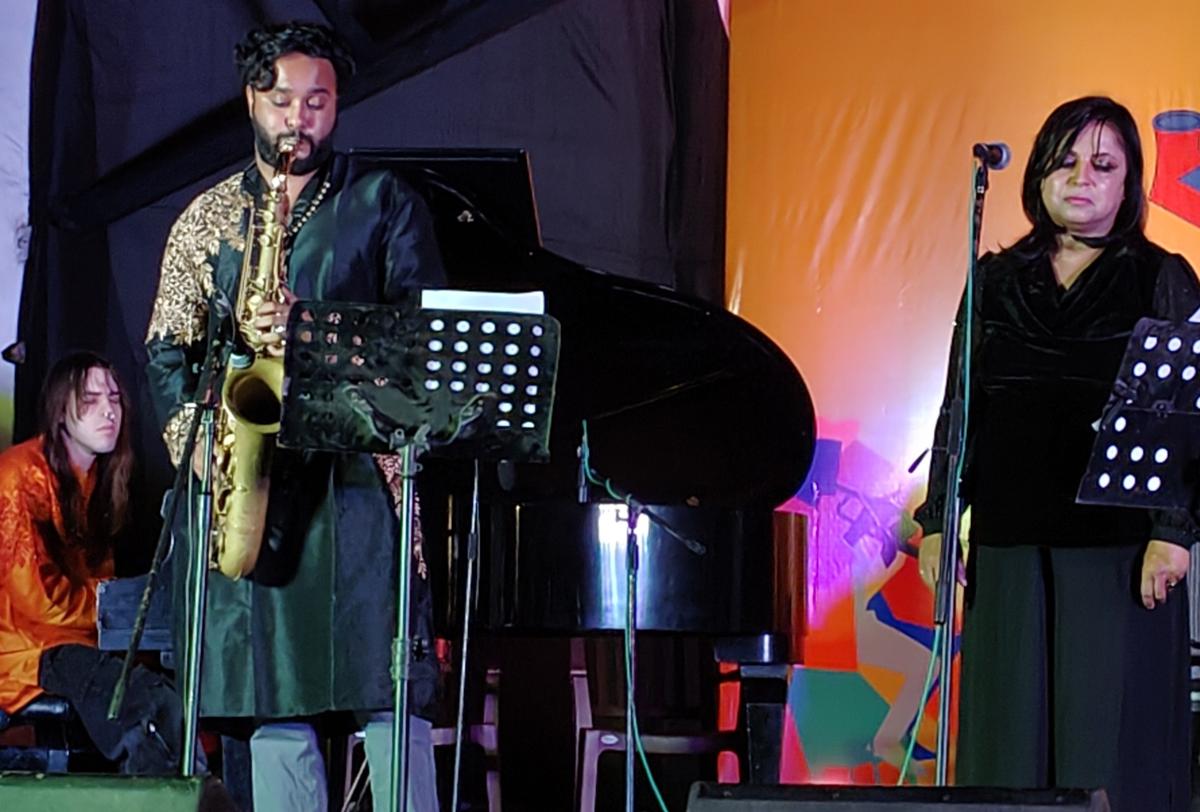 Birsa Chatterjee (saksofon), Esteban Castro (piano), Devi Laskar (puisi) dari Caravanserai (AS/India/Kuba).