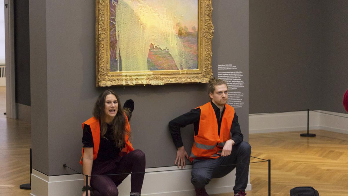 Climate protesters throw mashed potatoes at Monet painting